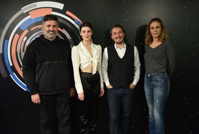 Capa da miniss&eacute;rie Ask Tesadufleri Sever o Amor Adora Coincidências